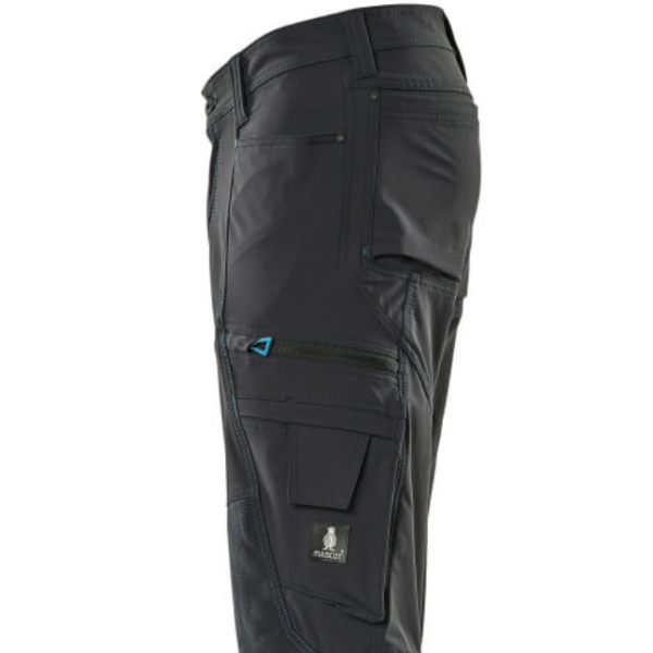 Zoomed-in detail on leg vents and zippers of Mascot 17179 work trousers – ventilated, flexible, and engineered for performance.
